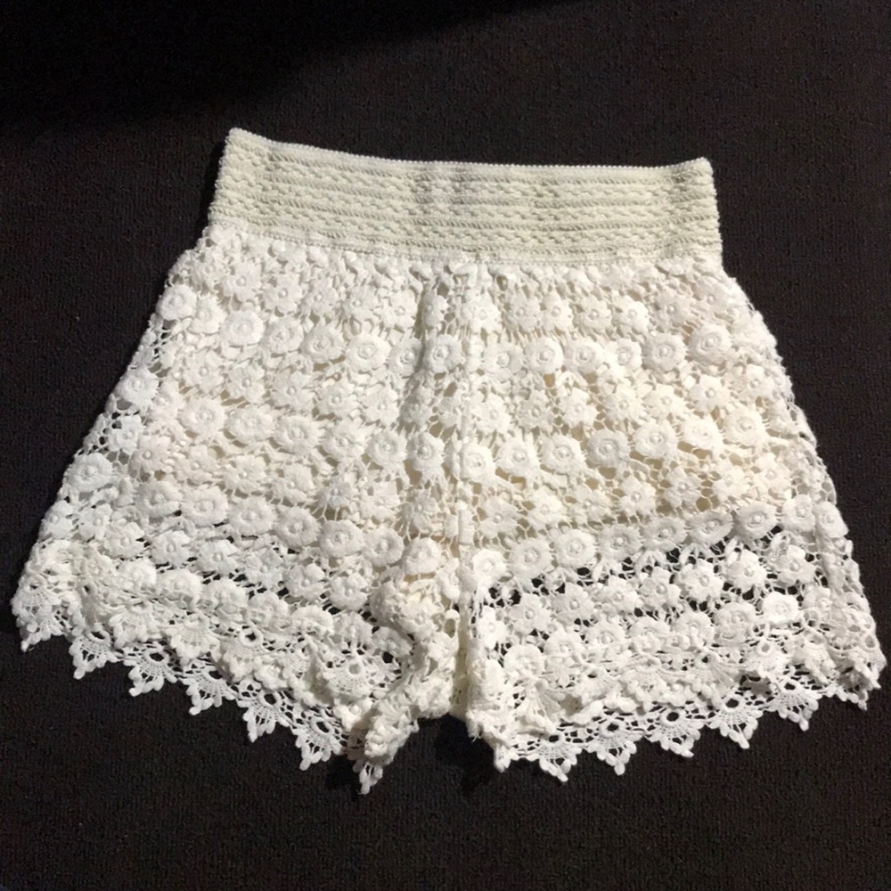 Floral texture white shorts